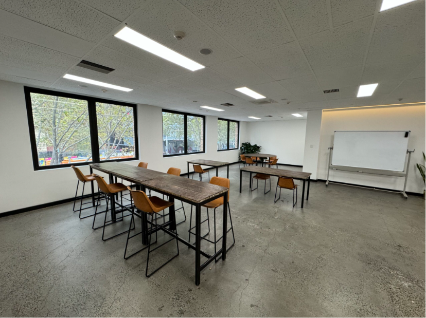 Modern short-term office space with professionals collaborating in a flexible workspace