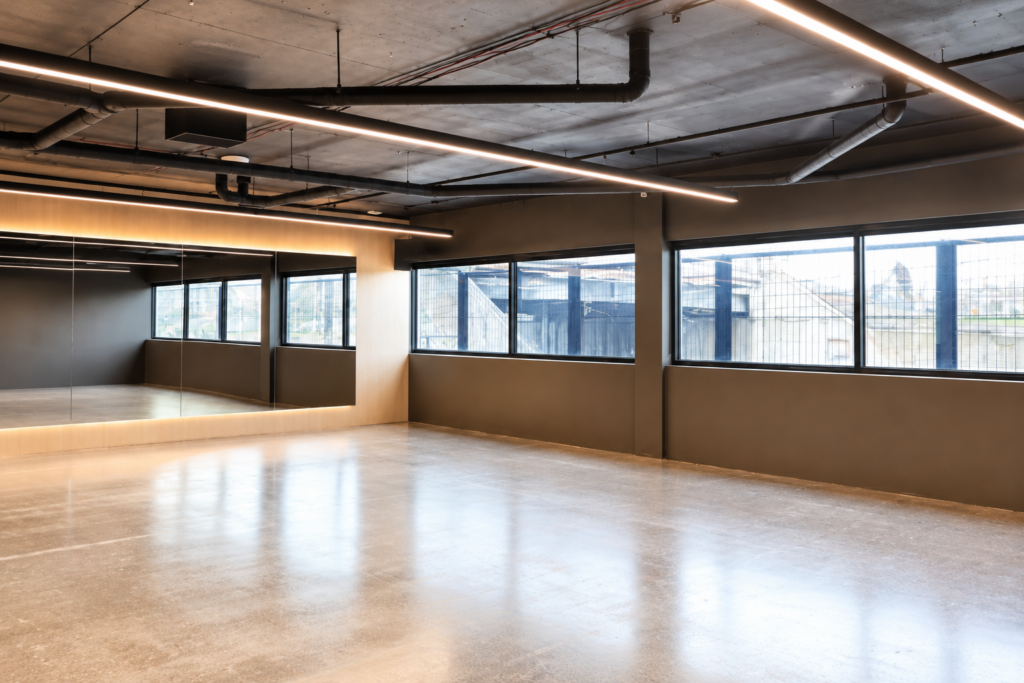 Commercial retail venue supporting agile retail strategies