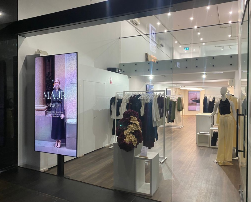 Temporary signage requirements for a short-term retail shop